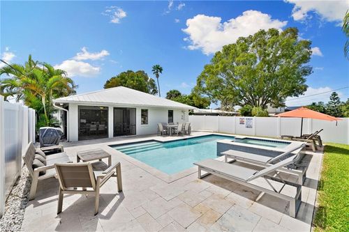 521 102nd Ave N, NAPLES, FL, 34108-3210 | Card Image