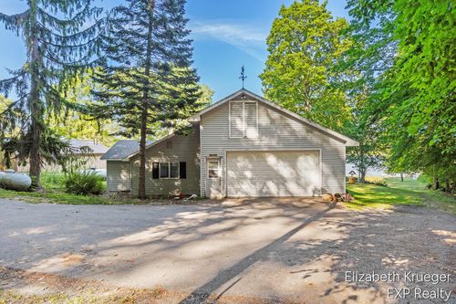 5594 Maple St, Newaygo, MI, 49337-9621 | Card Image