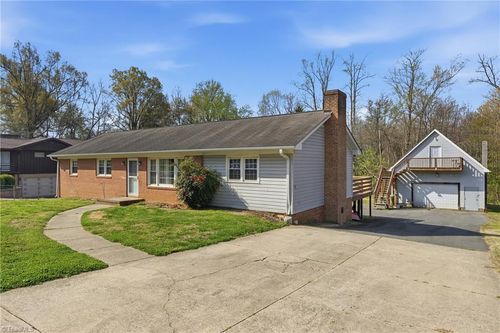 1313 Ridgewood Ave, Reidsville, NC, 27320-5918 | Card Image