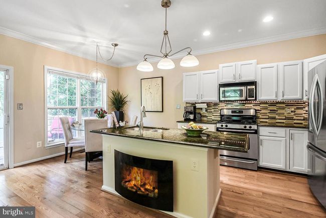 11431 Heritage Commons Way, Townhouse with 2 bedrooms, 3 bathrooms and null parking in RESTON VA | Image 4