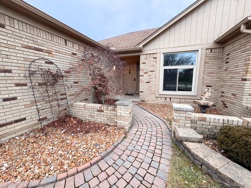 2633 Marlbank Dr, Sterling Heights, MI, 48310-1747 | Card Image
