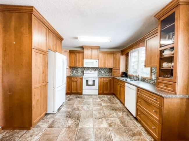 4432 56 Avenue, Home with 5 bedrooms, 2 bathrooms and 4 parking in Provost AB | Image 2