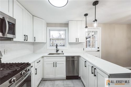 1305-284 Newman St, Metuchen, NJ, 08840-2644 | Card Image