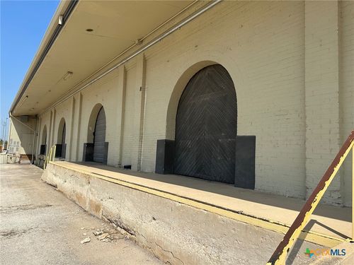 w2-200 W New Braunfels Street, Seguin, TX, 78155 | Card Image