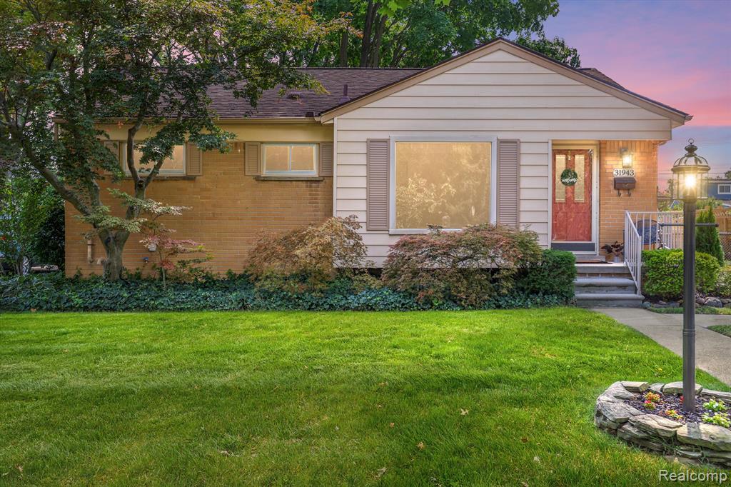 Windsor St, Garden City, MI 48135