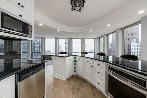 apt-37k-111 E Chestnut St, Chicago, IL, 60611-6015 | Card Image