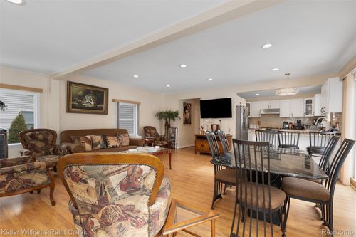 5615 Loveland St, West Bloomfield, MI, 48322-1208 | Card Image