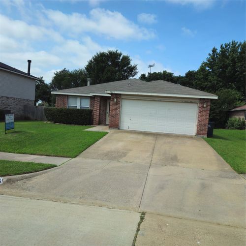 1026 Mazourka Dr, Arlington, TX, 76001-6118 | Card Image