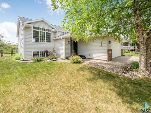 605 Honeysuckle Dr, Harrisburg, SD, 57032-2102 | Card Image