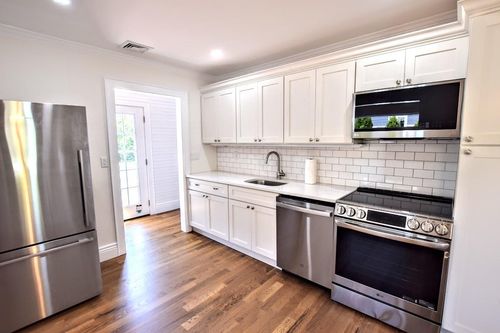 9 Circuit Rd, Bellport, NY, 11713-2903 | Card Image