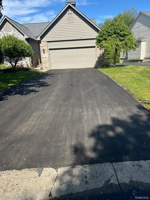 1088 Eagle Nest Dr, Milford, MI, 48381-4503 | Card Image