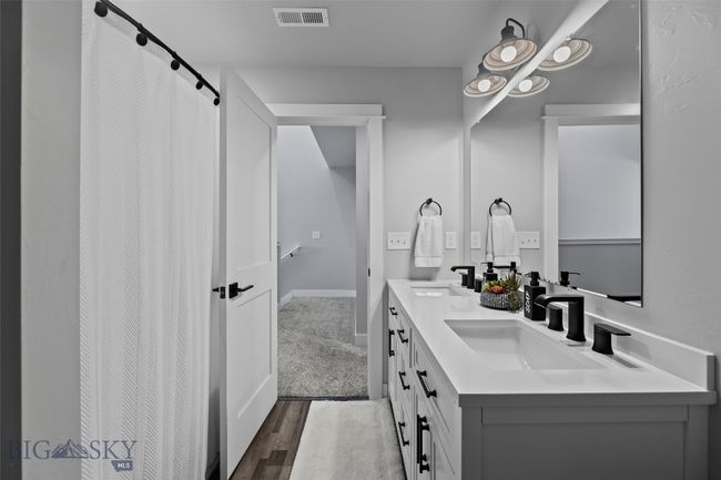 Upstairs Bathroom | Image 43