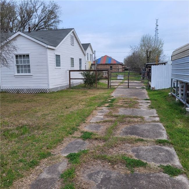 222 W Heard St, House other with 2 bedrooms, 2 bathrooms and null parking in Refugio TX | Image 12