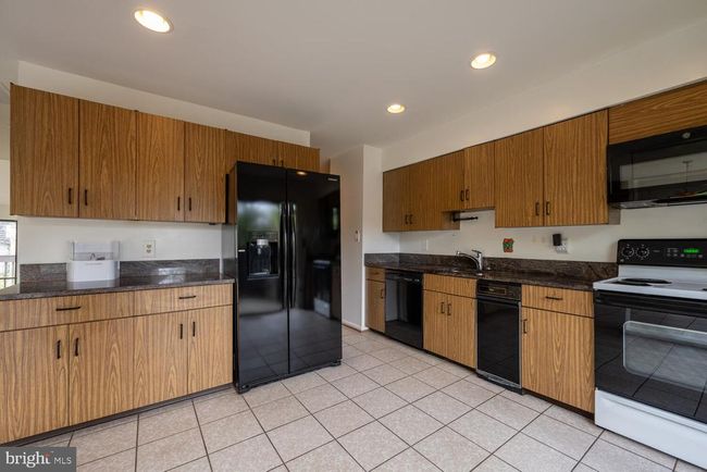 2029 Lakebreeze Way, Townhouse with 4 bedrooms, 4 bathrooms and null parking in Reston VA | Image 8