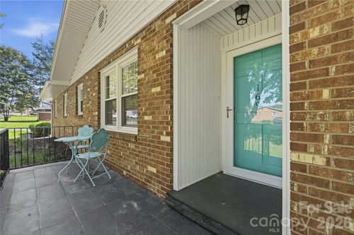 1690 26th St Ne, Hickory, NC, 28601-3162 | Card Image