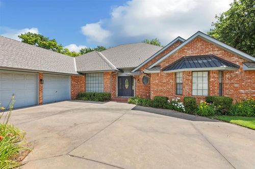916 Fox Hill Dr, Edmond, OK, 73034-7317 | Card Image