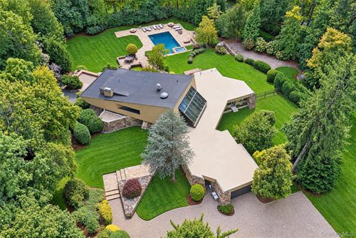 15 Horseshoe Rd, Old Westbury, NY, 11568-1105 | Card Image