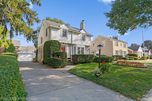 20670 Vernier Cir, Grosse Pointe Woods, MI, 48236-1613 | Card Image