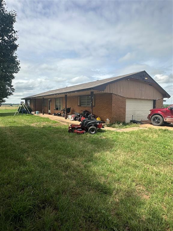 May Ave, Lindsay, OK 73052