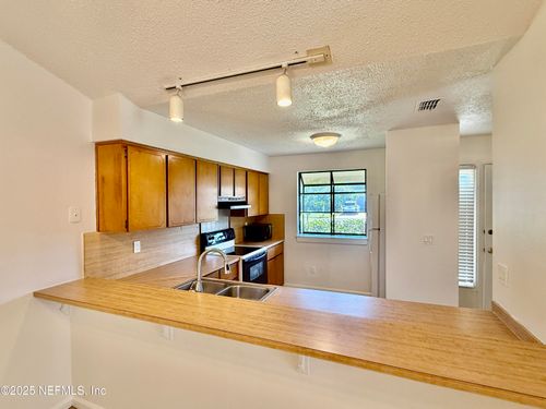 665 10th Ave S, Jacksonville Beach, FL, 32250-5141 | Card Image