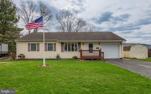 956 Center St, Lock Haven, PA, 17745-2713 | Card Image