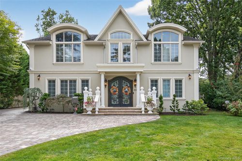 211 Hillturn Lane, North Hempstead, NY, 11577 | Card Image