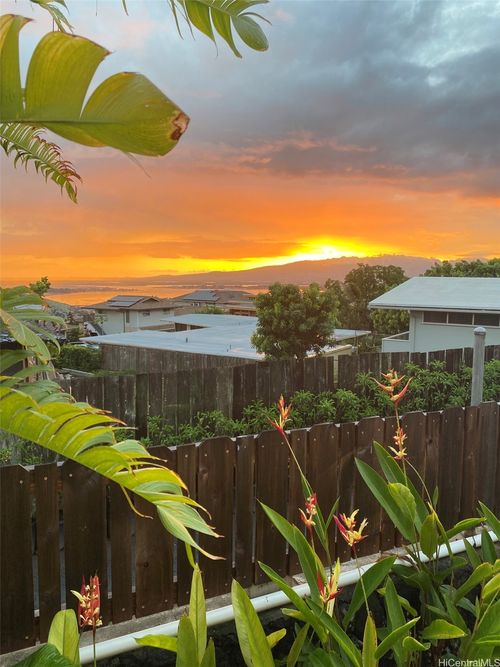 99-1006 Puumakani St, Aiea, HI, 96701-6107 | Card Image