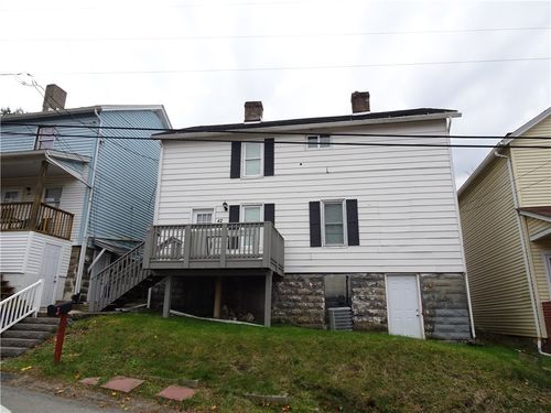42 Oak St, Manor, PA, 15665-9701 | Card Image