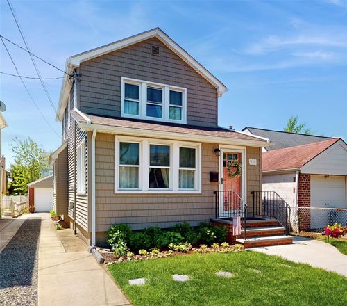 8612 261st St, Floral Park, NY, 11001-1441 | Card Image