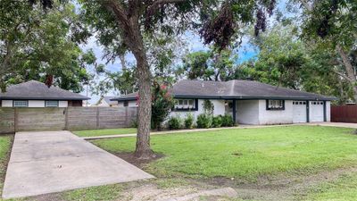 213 Avenue B, House other with 3 bedrooms, 2 bathrooms and null parking in Brazoria TX | Image 2