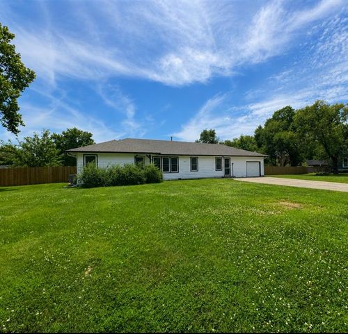 905 E Osage St, Paola, KS, 66071-2038 | Card Image