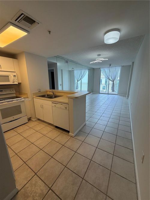 2512-185 Se 14th Ter, Miami, FL, 33131-3422 | Card Image