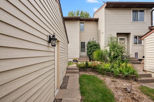 3640 Cedarwood Ct, Bettendorf, IA, 52722-2852 | Card Image
