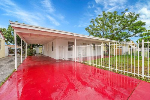 578 W 2nd St, Riviera Beach, FL, 33404-7616 | Card Image