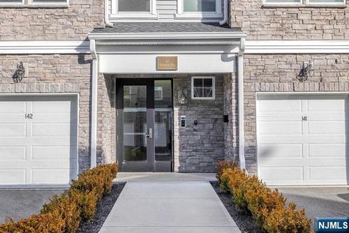 11 Veterans Way, Morris Plains, NJ, 07950-2484 | Card Image