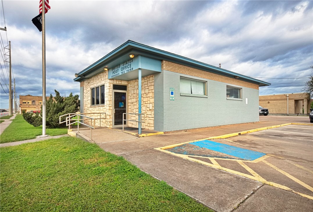 102 W 4Th St, Gregory, TX 78359