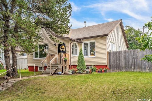 557 13th St W, Prince Albert, SK, S6V3G8 | Card Image