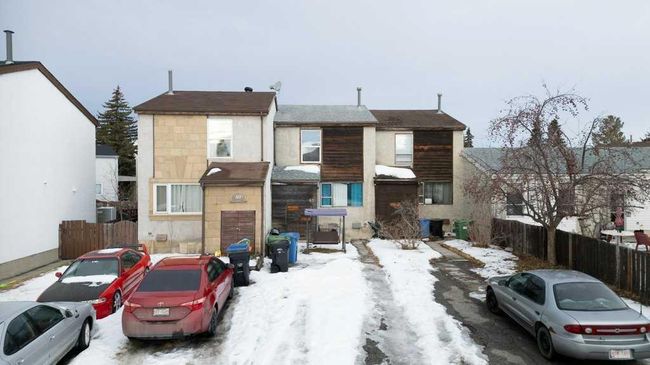 87 Penworth Close Se, Home with 3 bedrooms, 1 bathrooms and 1 parking in Calgary AB | Image 3