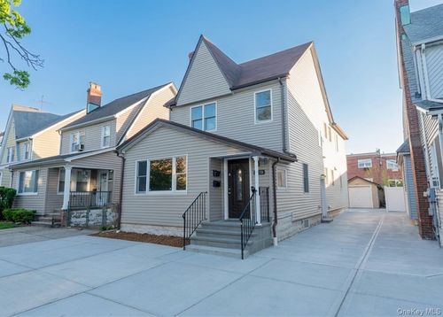 61-20 220th St, Oakland Gardens, NY, 11364-2245 | Card Image