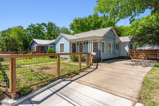 The driveway offers plenty of room for off-street parking. | Image 16