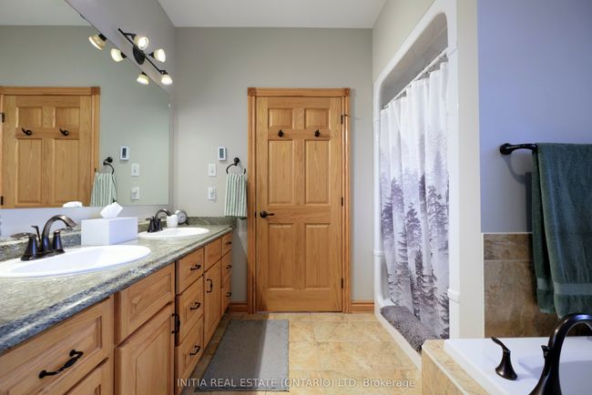 7284 Calvert Dr, House other with 4 bedrooms, 4 bathrooms and 6 parking in Strathroy ON | Image 16