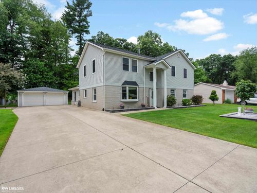 52145 Brentwood Dr, Shelby Township, MI, 48316-3736 | Card Image