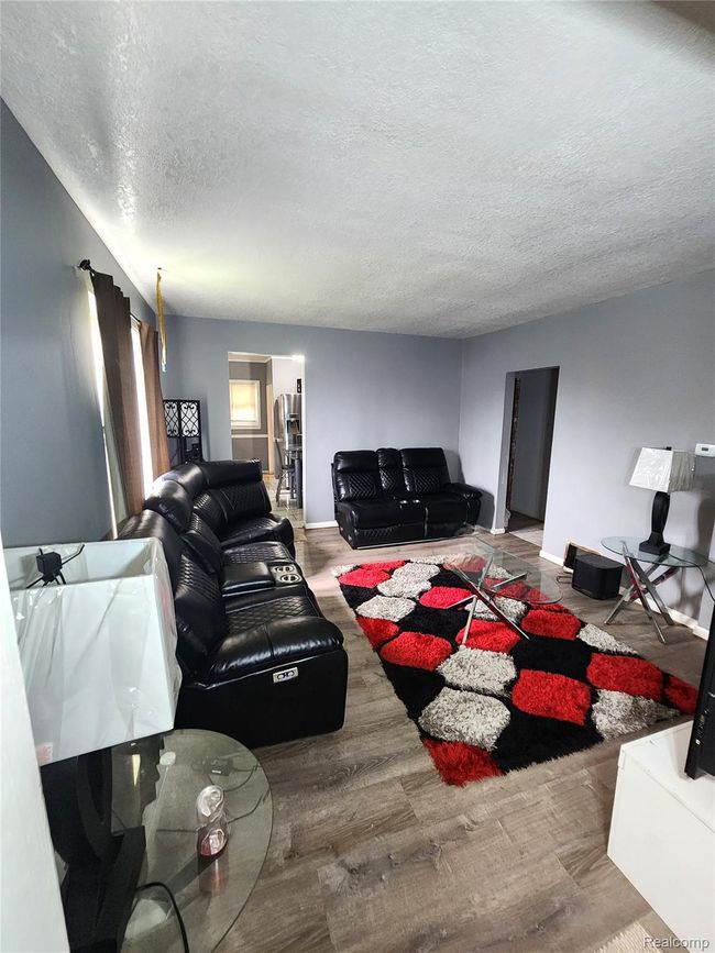 4) Living Room - 2518 Thom St. Flint (2).jpg | Image 6