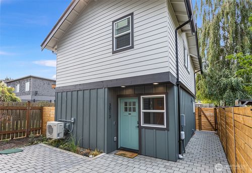 3013 61st Ave Sw, Seattle, WA, 98116-2810 | Card Image