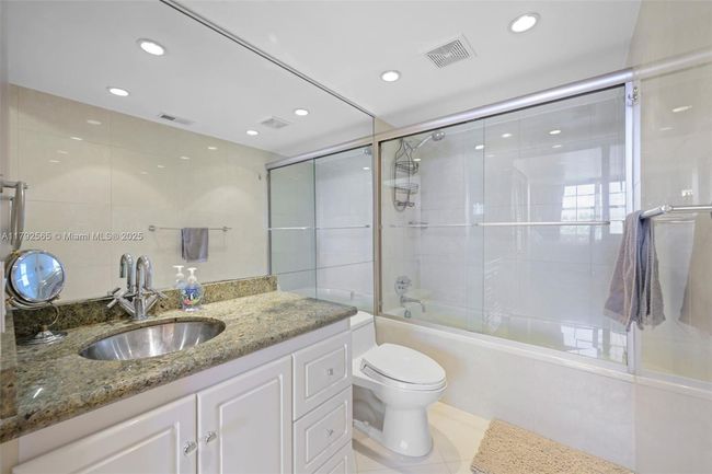 1406 - 19999 E Country Club Dr, Condo with 2 bedrooms, 2 bathrooms and null parking in Aventura FL | Image 15