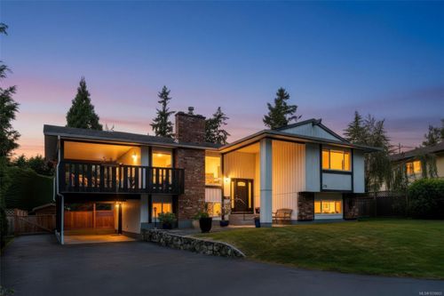 755 Mann Ave, Saanich, BC, V8Z3C3 | Card Image