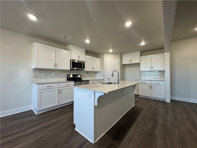 Take your cooking skills to new heights as you embrace the power and precision of the gas range, transforming meal preparation into a delightful culinary experience that is as stylish as it is practical. | Image 7