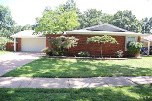 672 Towerwood Dr, Ballwin, MO, 63021-6204 | Card Image
