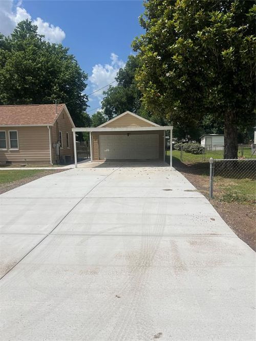 3933 Thomas Dr, Del City, OK, 73115-2041 | Card Image