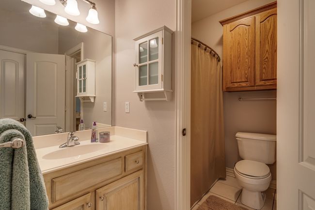 Jack & Jill Bathroom between 2 Bedrooms | Image 27